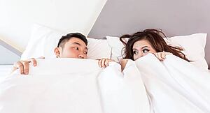 Frau und Mann im Bett