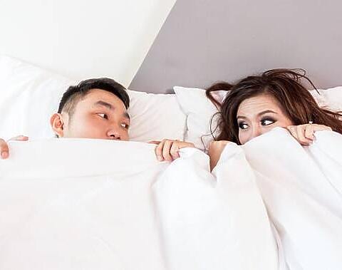 Frau und Mann im Bett