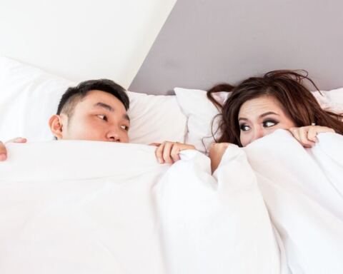 Frau und Mann im Bett