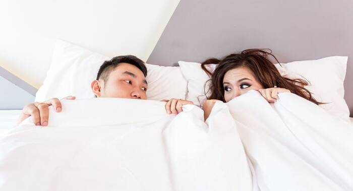 Frau und Mann im Bett