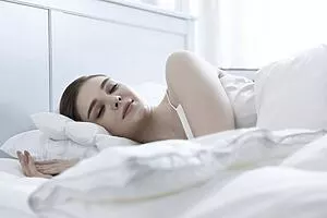 Eine Frau mit Schlafstörungen