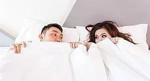 Frau und Mann im Bett