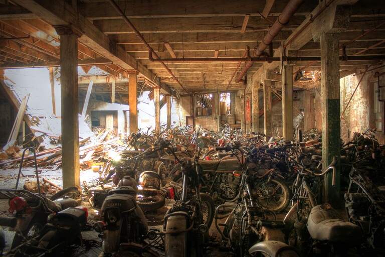 Alte Motorräder auf dem Friedhof